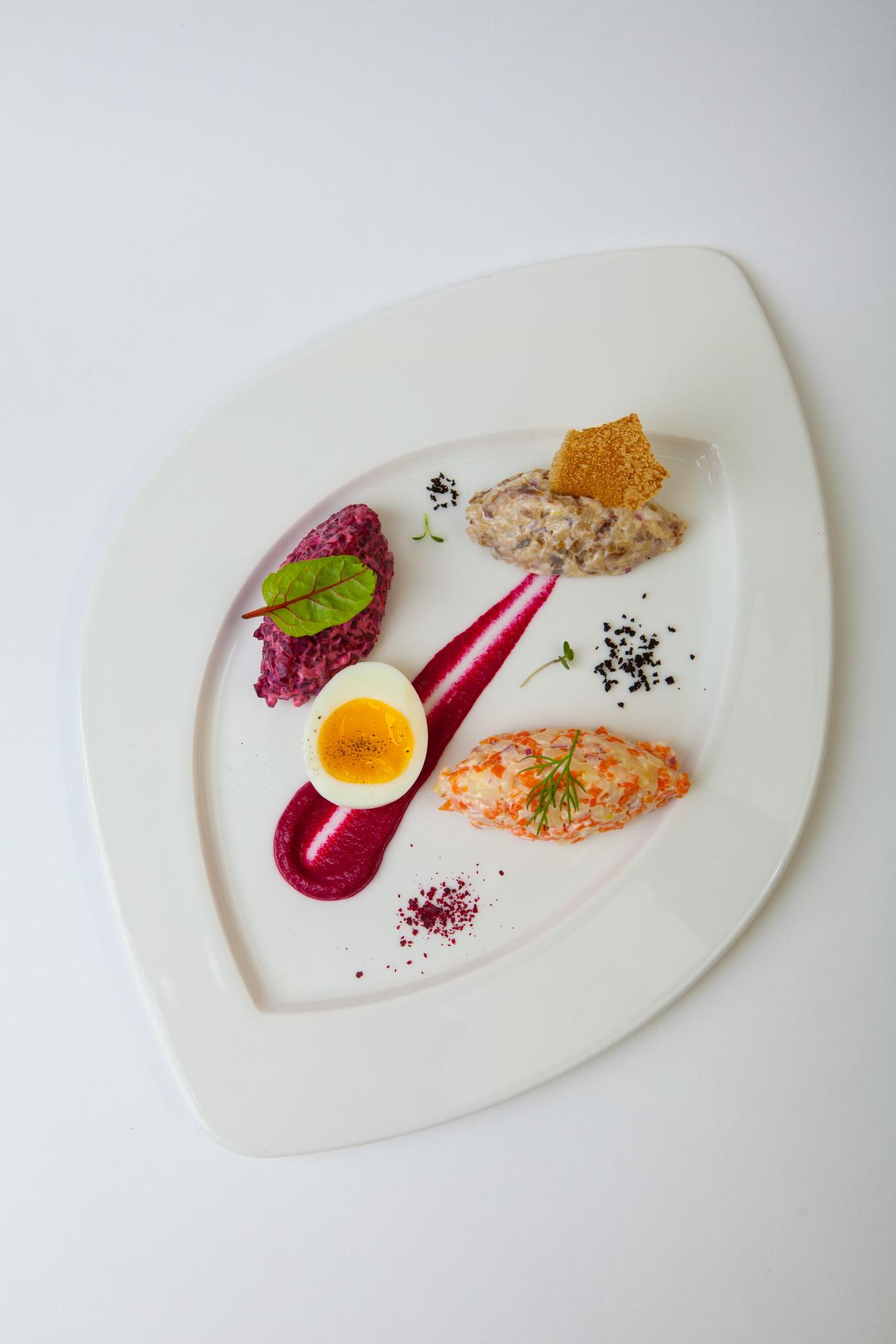 Plated main course with overlapping frame